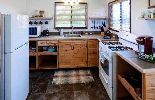 Mountain View Apartment | Fern Cottage Island Escape with Rainforest View!