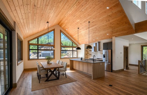East Kootenay Ski Chalet | Fernie Alpine Court Chalet – Squash Court, Ski-In, Hot Tub, Panoramic Views