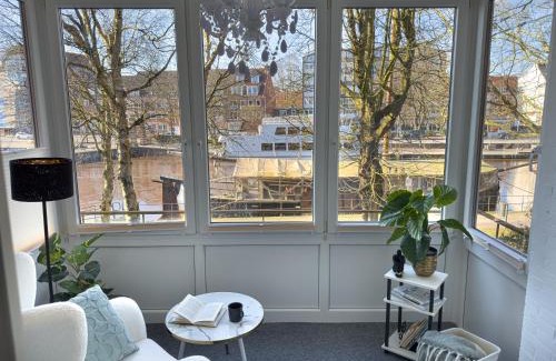 Emden Apartment | Feuerschiff-Panorama - Neue moderne Wohnung in der Innenstadt mit Blick übers Wasser
