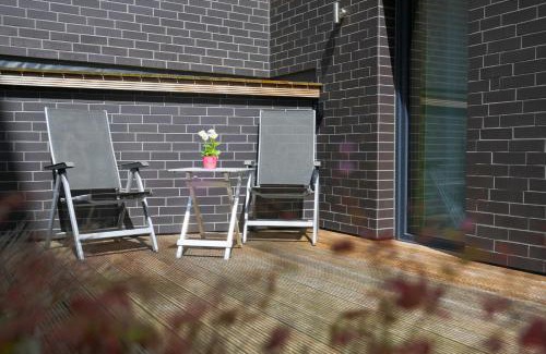Unterneustadt Apartment | Fewo Art City-Studio Kassel-Innenstadt am Fulda-Ufer, 3 Schlafzimmer, Boxspring-Betten, bis 8 Personen, kostenfreier Parkplatz, Balkon, Terrasse, Fahrstuhl
