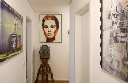 Unterneustadt Apartment | Fewo Art City-Studio Kassel-Innenstadt am Fulda-Ufer, 3 Schlafzimmer, Boxspring-Betten, bis 8 Personen, kostenfreier Parkplatz, Balkon, Terrasse, Fahrstuhl