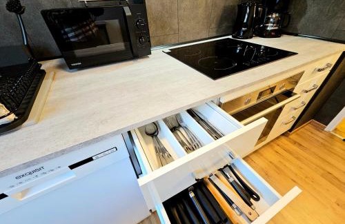 Bad Apartment | Fewo Honey, ganze Ferienwohnung mit 3 Schlafzimmern, Waschmaschine,Businesswohnung, Monteurzimmer