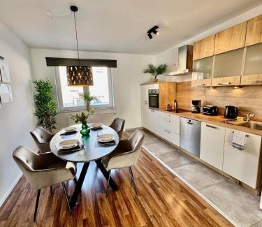 Zweckel Apartment | FeWo Palmtrees 2 - Große und moderne 2 Zimmerwohnung mit französischem Balkon in Gladbeck-Mitte nähe Movie Park und Veltins Arena