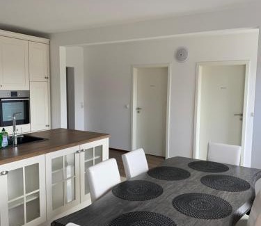 Heppens Apartment | FeWo Zeitwohnen Luxus 5 Schlafzimmer