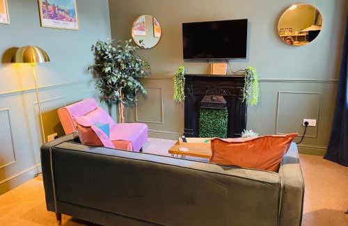 Pembroke Dock Apartment | Ffau Bach - Little Den