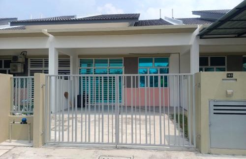 Sepang House | Fhiya Homestay Sepang