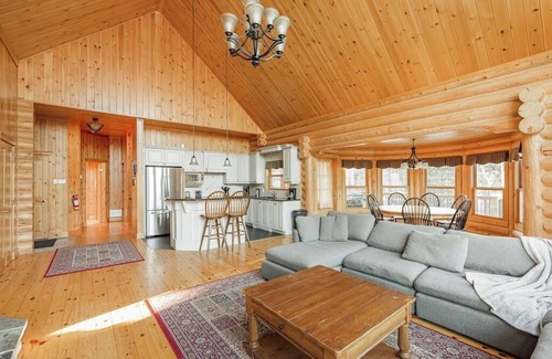 Fiddler Lake Resort House | Fiddler Lake Resort Chalet + Private Pool & Spa