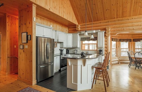 Fiddler Lake Resort House | Fiddler Lake Resort Chalet + Private Pool & Spa