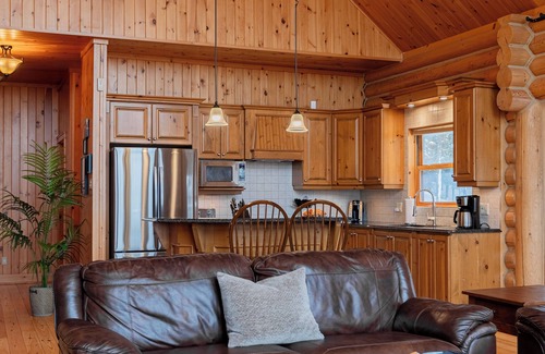 Fiddler Lake Resort House | Fiddler Lake Resort Chalet + Private Jacuzzi