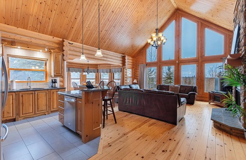 Fiddler Lake Resort House | Fiddler Lake Resort Chalet + Private Jacuzzi