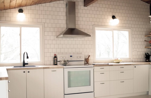 Wellington Cottage | Fiddler's Green PEC in the Heart of The County (AC/Hot Tub)
