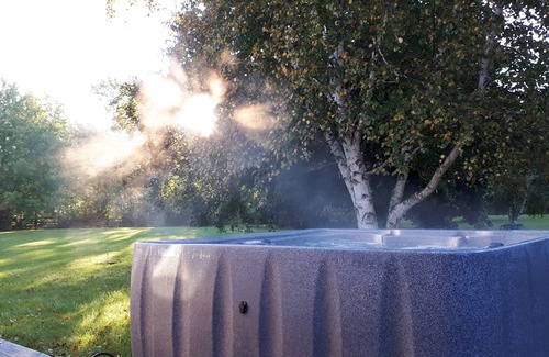 Wellington Cottage | Fiddler's Green PEC in the Heart of The County (AC/Hot Tub)