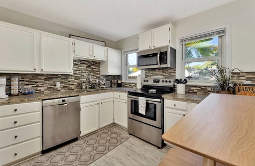 Wichita House | *Fido's Favorite* 2BD/1Bath ~Fully Fenced Retreat~