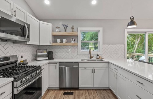 Angier House | Fieldview Retreat, Sleeps 7!
