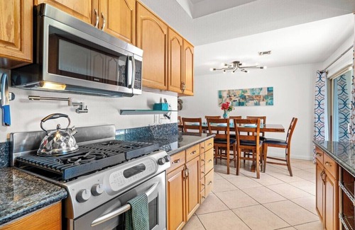 Desert Park Estates House | Fiesta De Aqua – Playful Palm Springs Oasis with Pool, Spa, Putting Green & Mountain Views