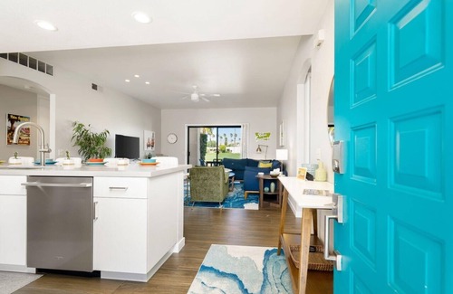 Palm Springs Condo | 🌈 FIESTA SIESTA! Gated🏡 End unit🍹 Mountain🌄 Golf🏌️‍♂️BBQ🍔 Fire Pit🔥Pool👙