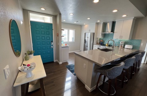 Palm Springs Condo | 🌈 FIESTA SIESTA! Gated🏡 End unit🍹 Mountain🌄 Golf🏌️‍♂️BBQ🍔 Fire Pit🔥Pool👙