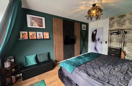 Leipziger Vorstadt Apartment | Fifty Shades of Green P18 Apartment