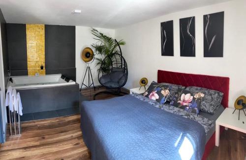 Jihlava Apartment | FiftyShades Apartmán s vířivkou