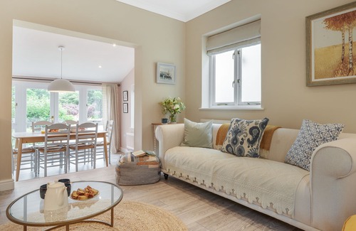 Shute House | Fig & Coach House that sleeps 6 guests in 3 bedrooms