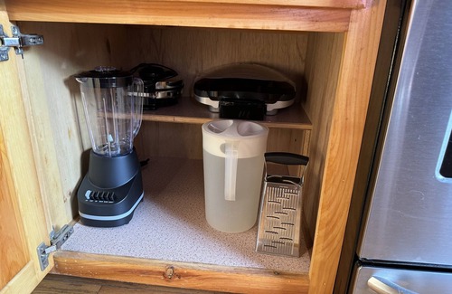 Epworth Cabin | FIGHTINGTOWN CREEK. WIFI/CABLE. Sleeps 8, PET FRIENDLY. nHOT TUB, Creekside dock