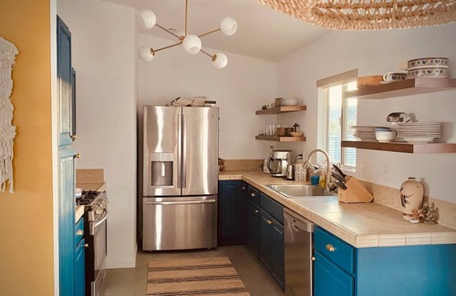 Yucca Valley House | Filmmakers House – Hot Tub, Stargazing, Deck with Desert View