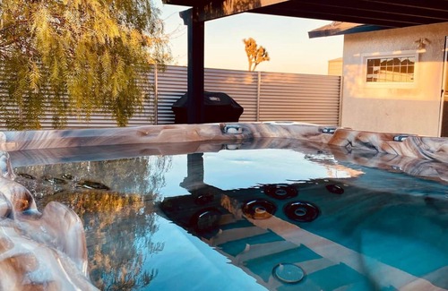 Yucca Valley House | Filmmakers House – Hot Tub, Stargazing, Deck with Desert View
