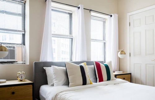 Boston Financial District Apartment | Financial District, close to Quincy Market, Aquarium & Seaport. 5min walk to public transportation.