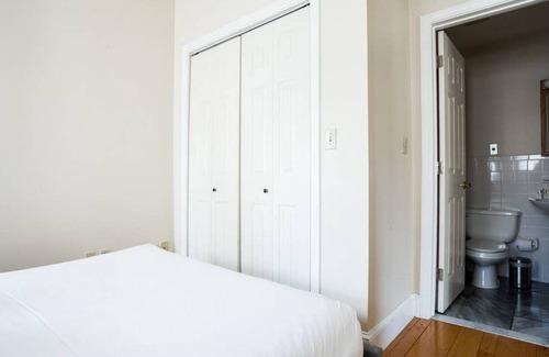 Boston Financial District Apartment | Financial District, close to Quincy Market, Aquarium & Seaport. 5min walk to public transportation.