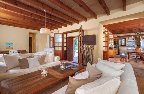 Es Llombards Villa | Finca 'Casa Jan' with Pool & Wi-Fi