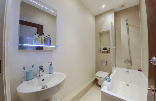 Finchley Church End Apartment | Finchley central - Spacious 2-3 bedroom triplex apartment