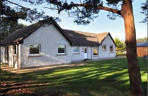 Findhorn House | Findhorn Holiday House is a spacious modern bungalow, large garden. New listing.