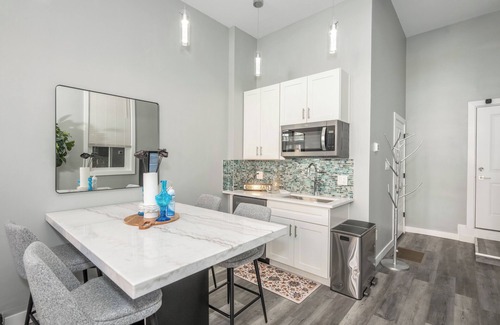 Over-the-Rhine Apartment | Findlay Market Suites – 6 Stylish Units in 1 Rental! Perfect for Groups
