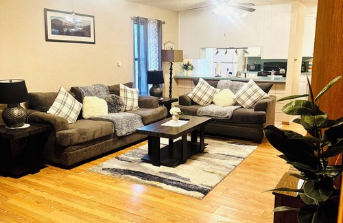 Lawton House | Finest 2-bedroom 2 bathroom house with WiFi and AC in fabulous Lawton