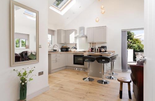 Newbridge House | Finest Retreats - Torino Lodge