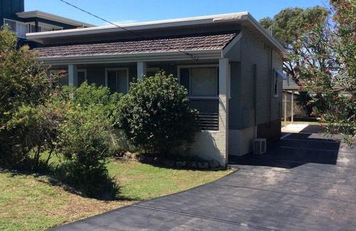 Fingal Bay House | Fingal Beach Shack – walk to beach