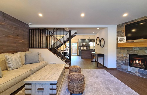 Lake Forest Condo | Finn's Den - Luxury Condo - 3 bedroom, 2.5 bath-Pool & Walk to Lake