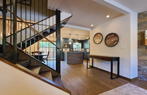 Lake Forest Condo | Finn's Den - Luxury Condo - 3 bedroom, 2.5 bath-Pool & Walk to Lake