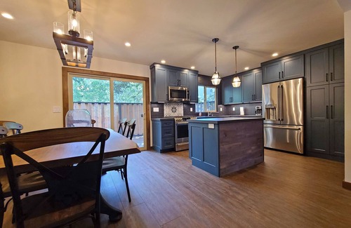 Lake Forest Condo | Finn's Den - Luxury Condo - 3 bedroom, 2.5 bath-Pool & Walk to Lake