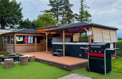 Glasgow House | FINN VILLAGE "Mountain View Cottage" Private Garden, 9-seater HOT TUB, Firepit & Pizza Stove