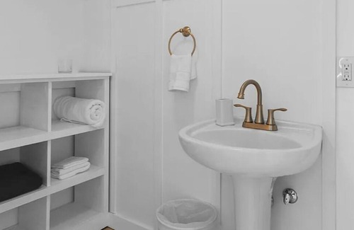 Bass Harbor Cottage | Fiona's Quiet Side Cottage—2 min to ocean, 1m to Bass Harbor Light