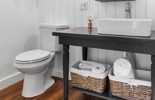 Bass Harbor Cottage | Fiona's Quiet Side Cottage—2 min to ocean, 1m to Bass Harbor Light