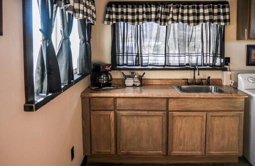 Bloomington House | Fiore del Lago - Cozy Farmhouse near Bear Lake - Pet Friendly!