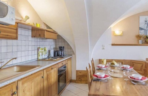 Saint-Marcel Apartment | Fireplace or stove, parking, tv, ski locker, 60m², Saint Martin de Belleville