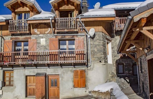 Saint-Marcel Apartment | Fireplace or stove, parking, tv, ski locker, 60m², Saint Martin de Belleville