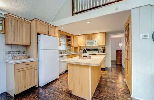 The Woods Cabin | Fire Pit, Arcade Games, Deck, Grill & Pool Access
