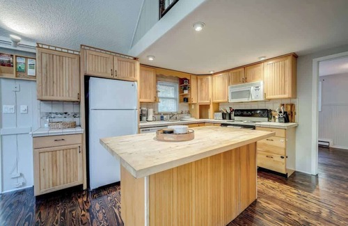 The Woods Cabin | Fire Pit, Arcade Games, Deck, Grill & Pool Access