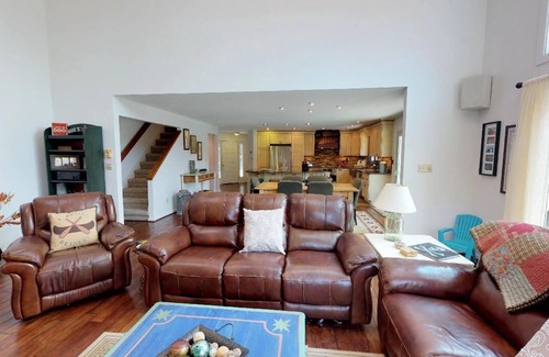 Huddleston House | Fire-Pit, Fireplace, Hot Tub, Pool Table, Dog Friendly, Kayaks & Paddleboards! Visit "American Dream