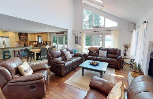 Huddleston House | Fire-Pit, Fireplace, Hot Tub, Pool Table, Dog Friendly, Kayaks & Paddleboards! Visit "American Dream