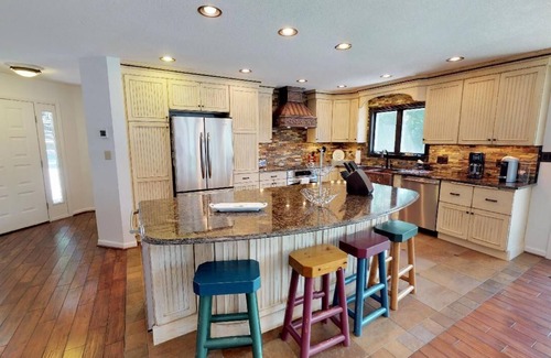 Huddleston House | Fire-Pit, Fireplace, Hot Tub, Pool Table, Dog Friendly, Kayaks & Paddleboards! Visit "American Dream